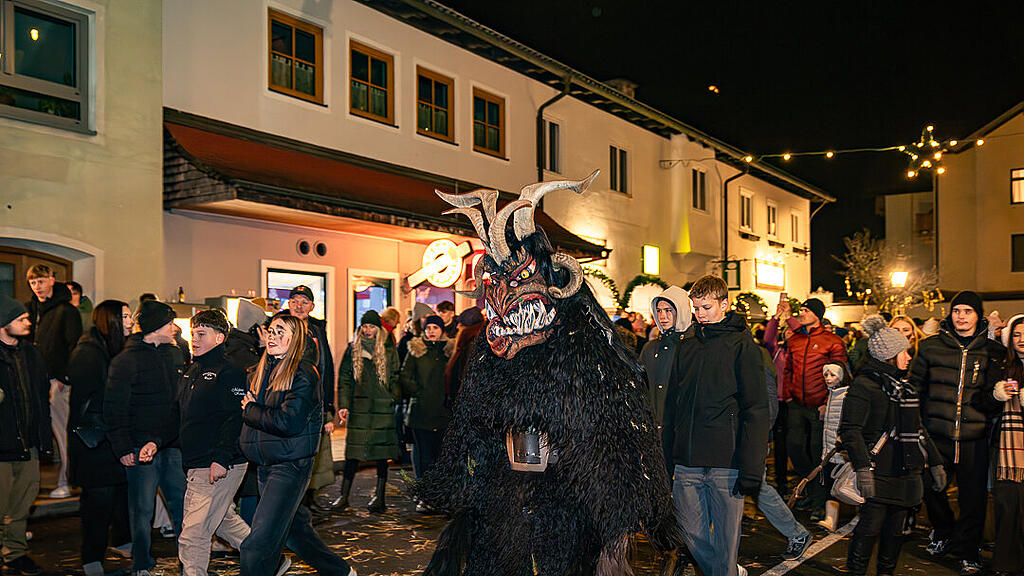 Krampuslauf im Ortszentrum, Großgmain