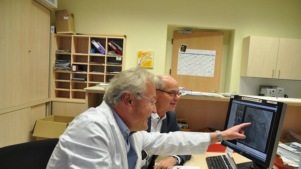Rainald Seitelberger (links) erklärt Stöckl eine Bypass-Operation.