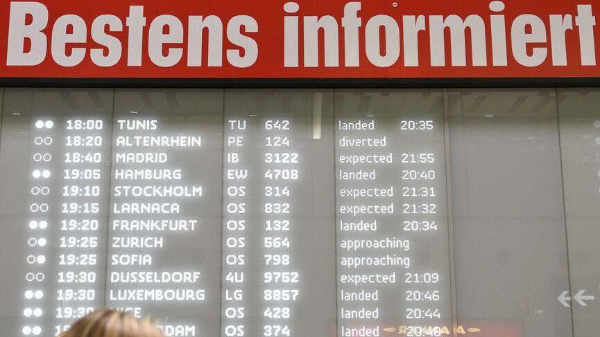Passagiere warten nach technischen Problemen am Flughafen Wien