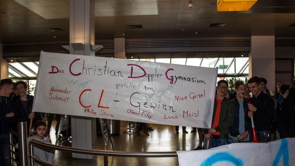 Jungbullen am Flughafen empfangen