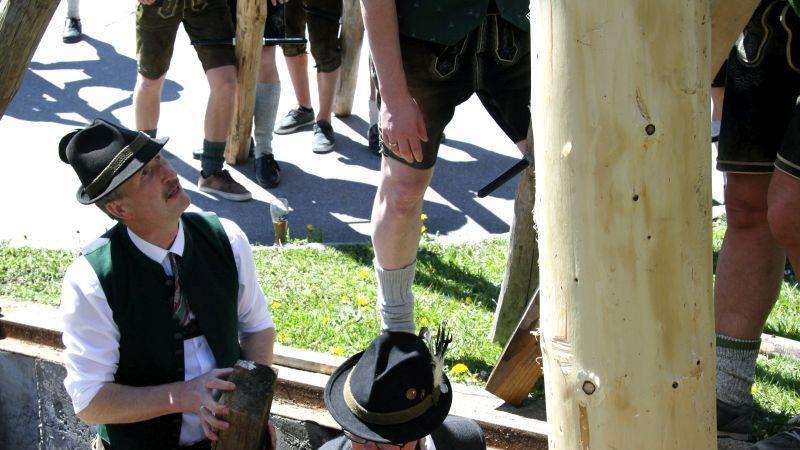Maibaumaufstellen in Hof