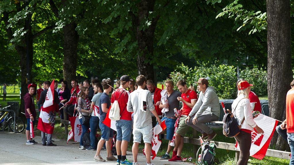 Volle Fan-Zone im Volksgarten