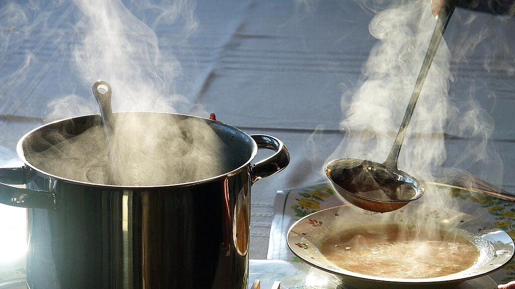 In der Nudelsuppe schwamm eine Made.