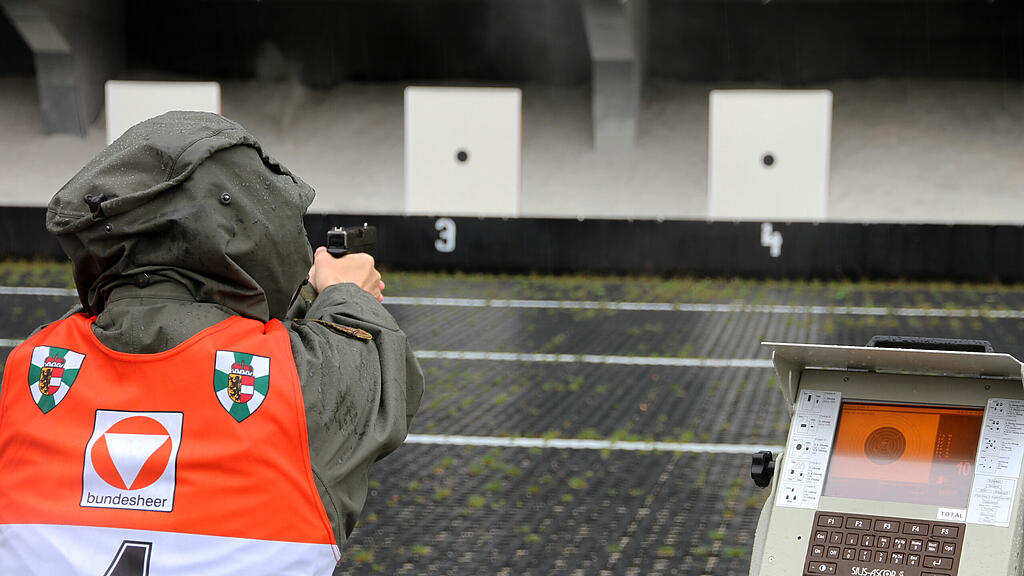 Geschossen wurde mit der Pistole 80 und dem Sturmgewehr 77.