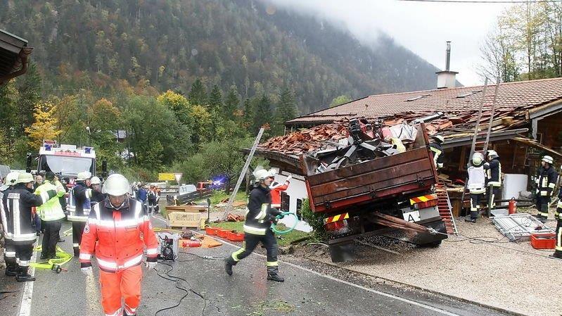 Lkw kracht in Haus