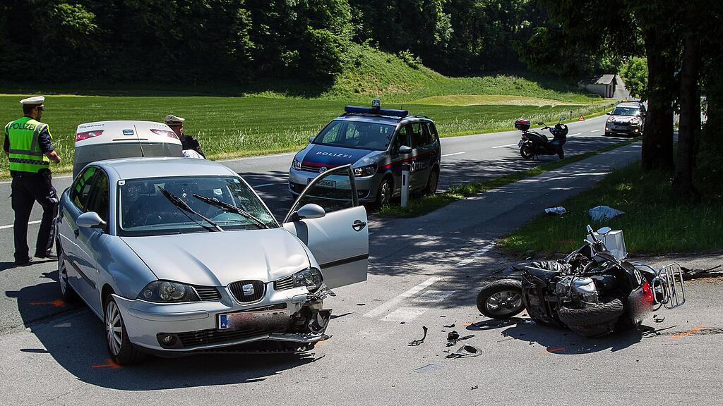 Die Mopedlenkerin wurde bei dem Unfall offenbar schwer verletzt.