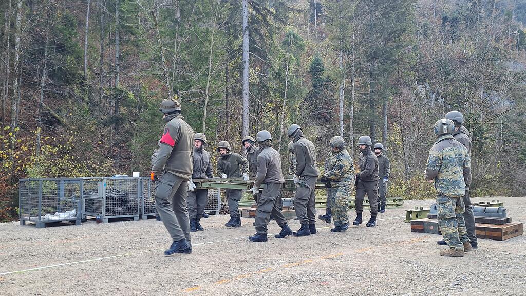 Hunderte Soldaten bauen Brücken in Annaberg-Lungötz