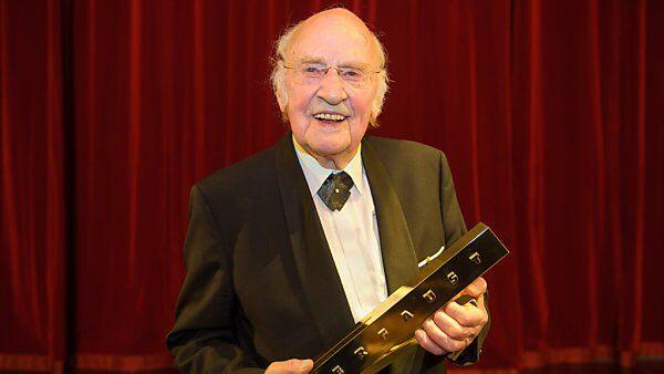 Franz Mazura mit seinem "Faust"