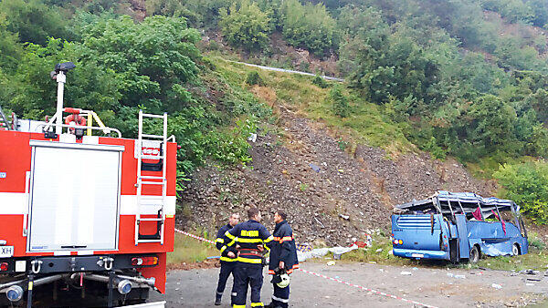 Der Bus stürzte 20 Meter ab