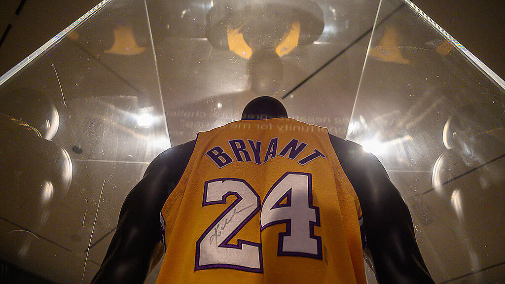 Kobe Bryants Shirt brachte 5,8 Millionen Dollar.