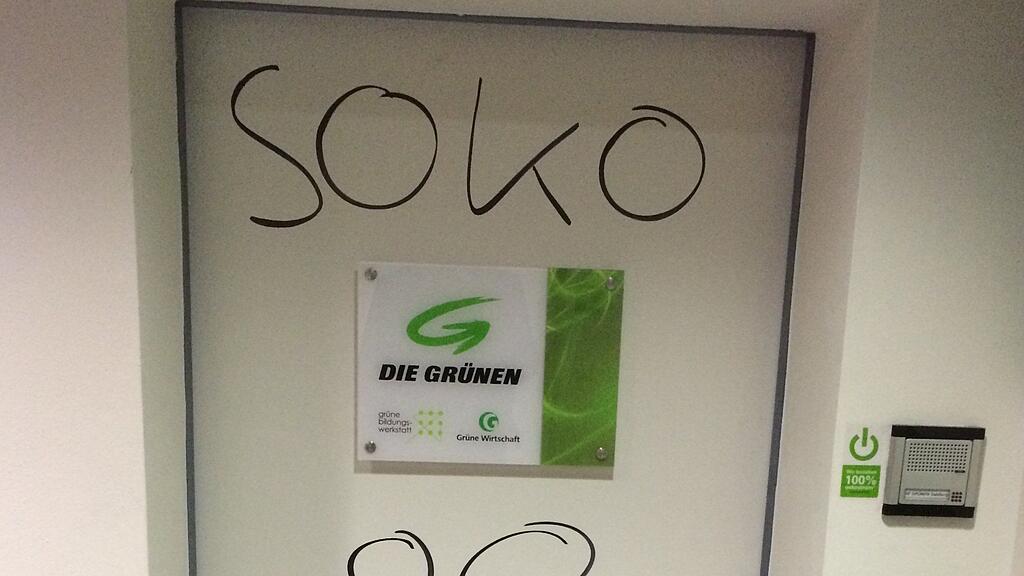 Die beschmierte Eingangstür des Büros.