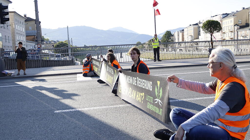 Klebe-Blockade auf Staatsbrücke