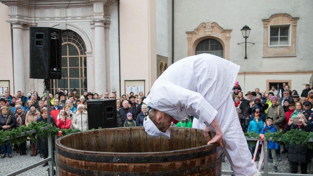 Traditioneller Metzgersprung in Salzburg