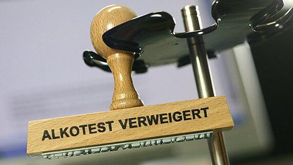 Den eigentlichen Alkomatentest verweigerte der Mann, stattdessen beleidigte er während der gesamten Amtshandlung die Beamten.
