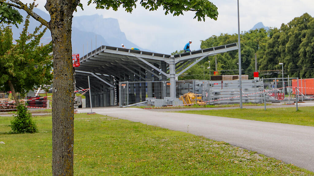 Photovoltaik-Carport-Anlage vor Red-Bull-Arena