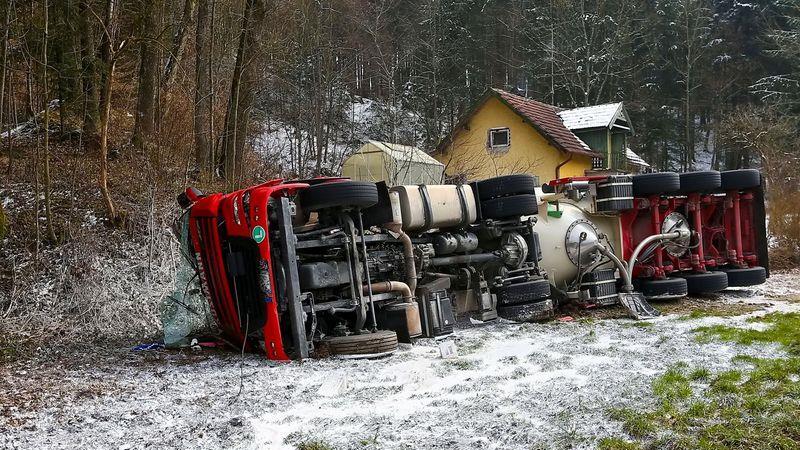 Handenberg: Lkw umgestürzt