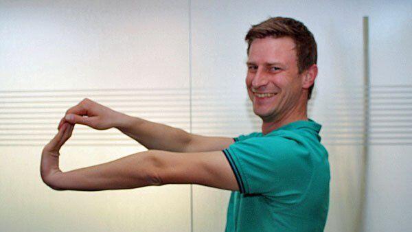 Hier finden Sie einige Dehunungsübungen für Schreibtischarbeiter. Jan Schierl führt uns den "Fingerstrecker" vor.
