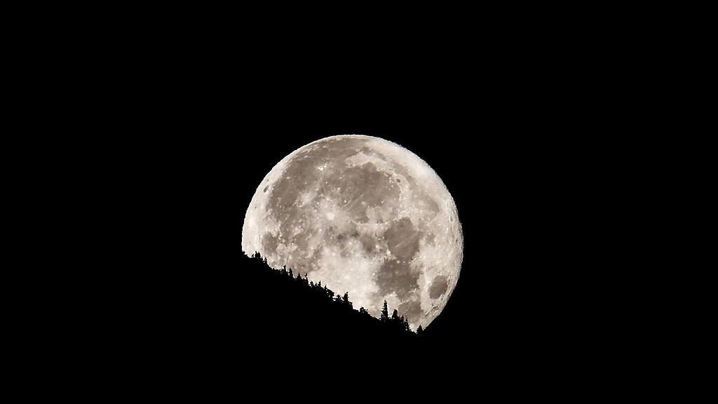 Supermond über Salzburg