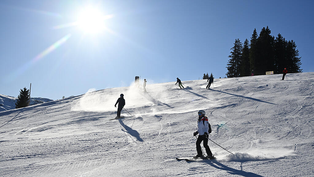 ++ THEMENBILD ++ SCHNEE / SKIFAHREN / WINTER /FREIZEIT / TOURISMUS