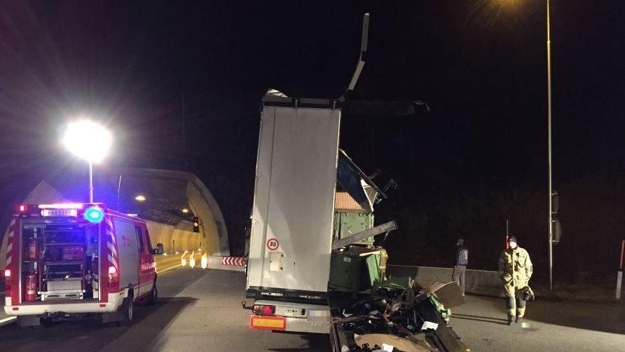 Lkw-Unfall im Hieflertunnel
