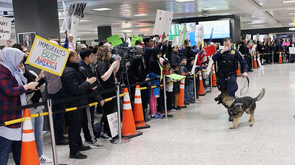 Zahlreiche Demonstranten am Flughafen von Dulles.
