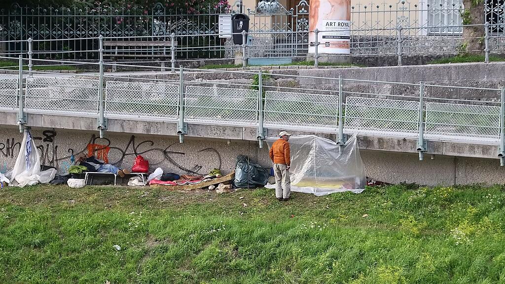 An der Karolinenbrücke haben sich offenbar Bettler niedergelassen.