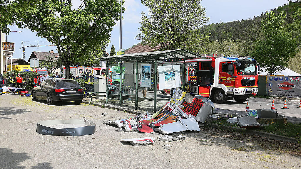 Der Pkw-Lenker prallte gegen eine Beton-Litfaßsäule, die komplett zerstört wurde.
