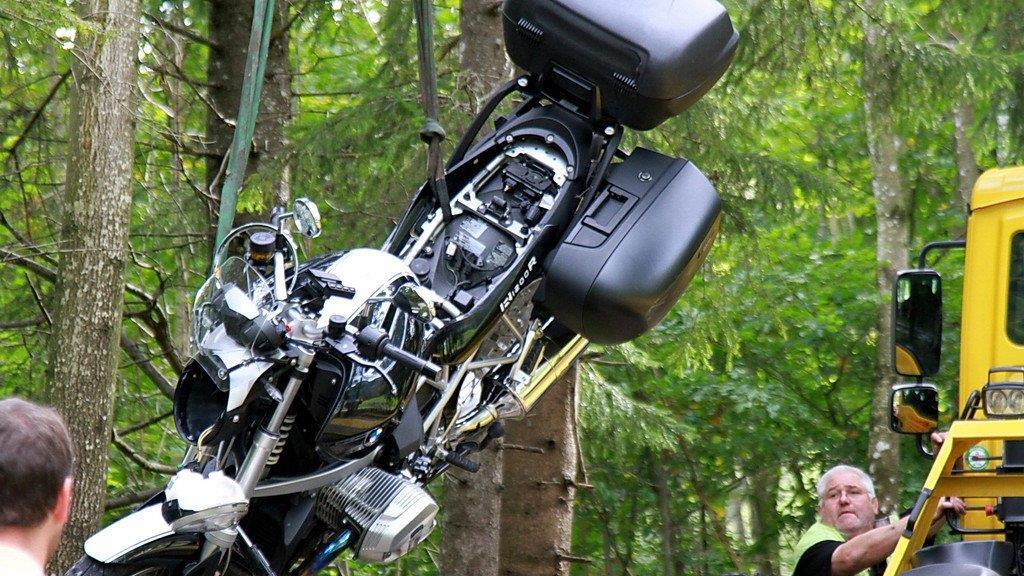 Biker prallt in Baum