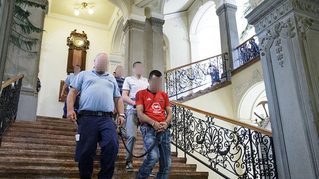 Die Schlepper stehen in Ungarn vor Gericht.