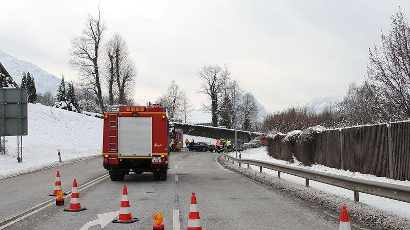 Fünf Verletzte nach Crash auf B20
