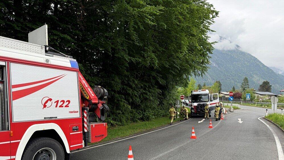 Lkw contra Wohnmobil bei Autobahnzubringer in Golling