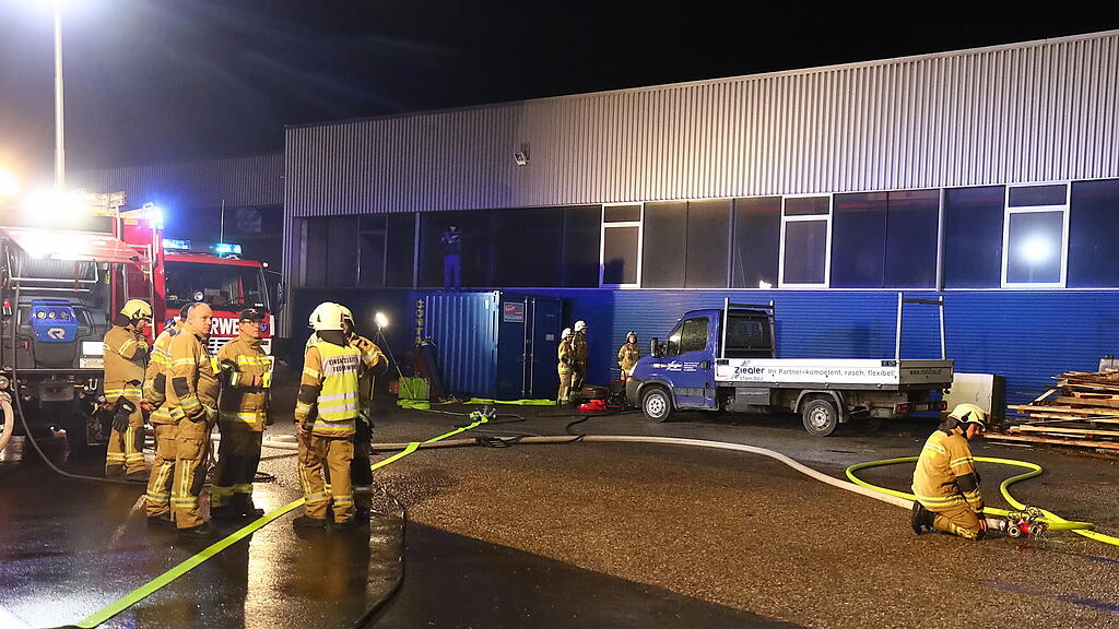 Feuerwehr-\u00dcbung: Brand in Salzburger Lager