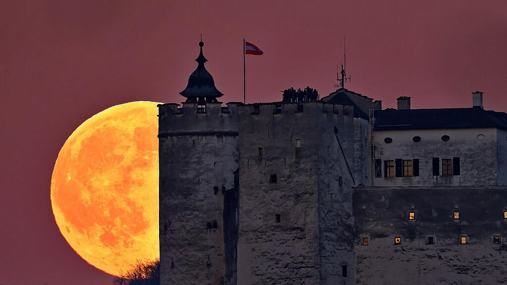 Supermond über Salzburg