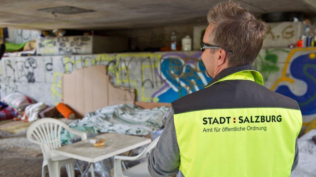 Bettlerlager unter der Autobahn