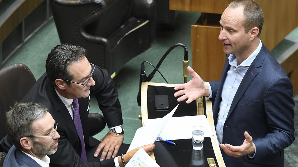 Im Bild (v.li.): FPÖ-Generalsekretär Harald Kickl, FPÖ-Obmann Heinz-Christian Strache und NEOS-Chef Matthias Strolz