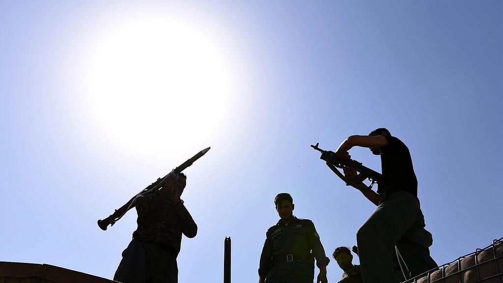 Afghanische Soldaten positionieren sich im Kampf gegen die Taliban.