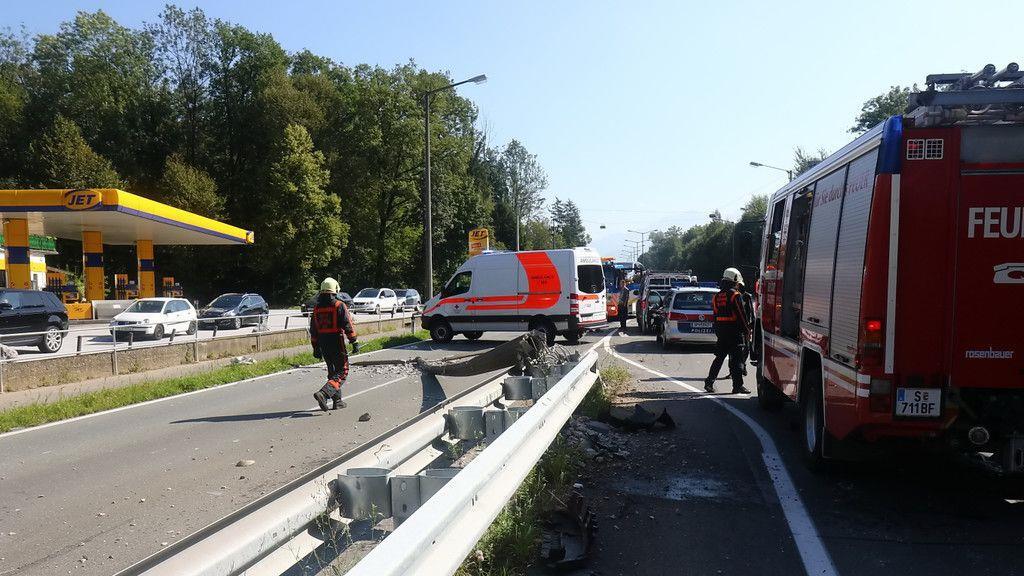 Pkw räumt in Alpenstraße Straßenlaterne ab und überschlägt sich