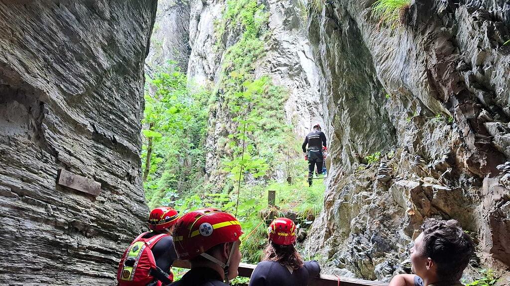 Suchaktion in Rauriser Ache in Taxenbach