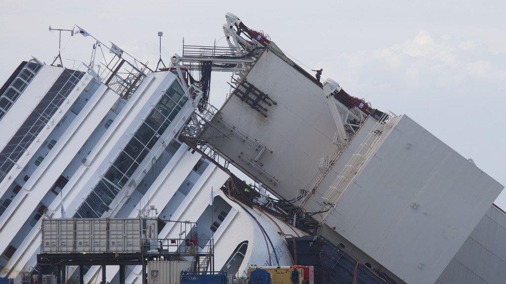 Wrack der Costa Concordia ist aufgerichtet