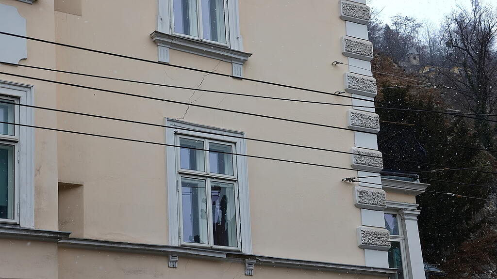 Gebäudeteile krachen in Salzburger Imbergstraße auf Gehsteig