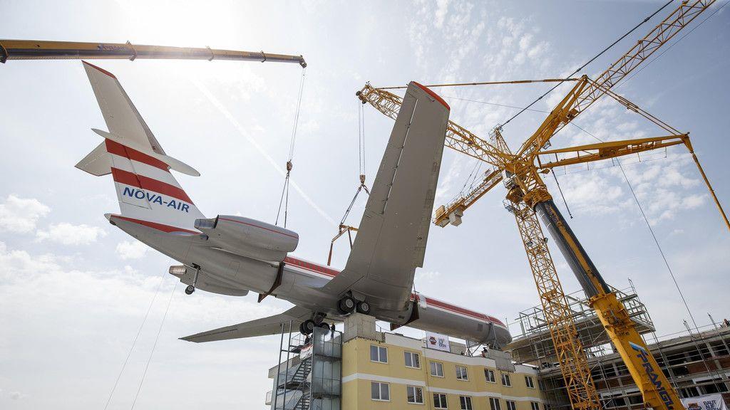 Grazer Hotel mit Flugzeug am Dach