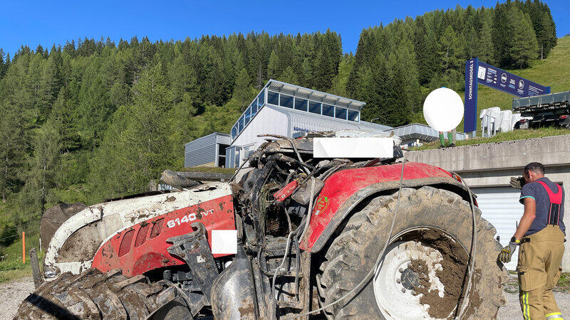 Traktor stürzt mit Bagger in St. Johann ab