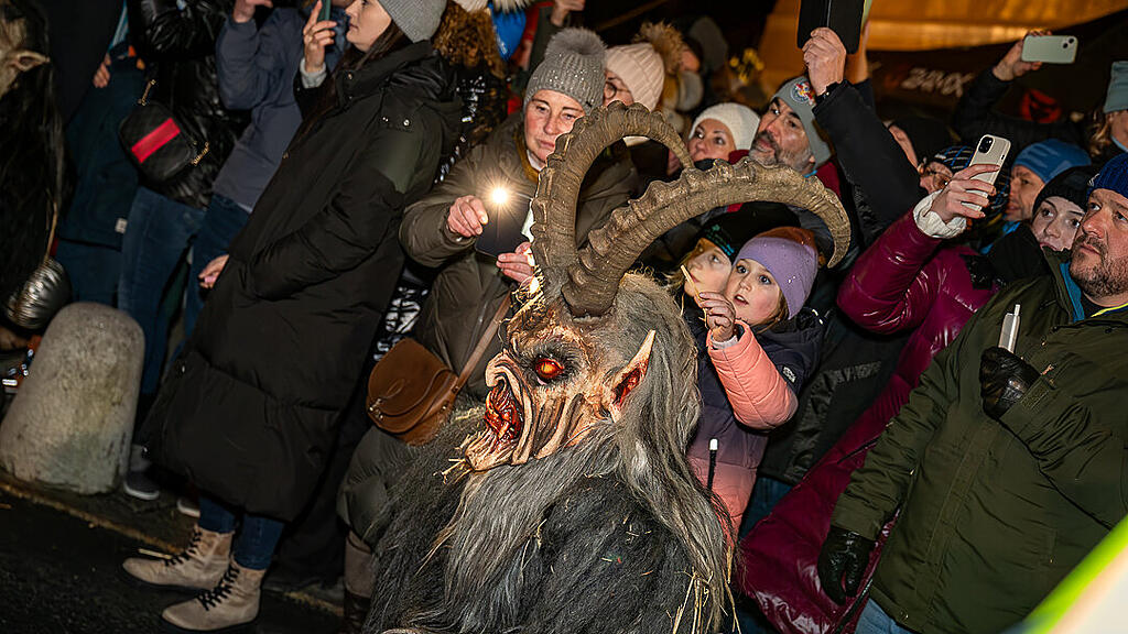 Krampuslauf im Ortszentrum, Großgmain