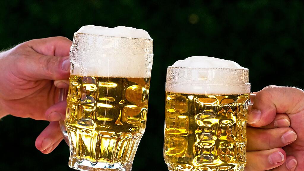 Für Biertrinker wird das Leben ein bisschen teurer. (Themenbild)