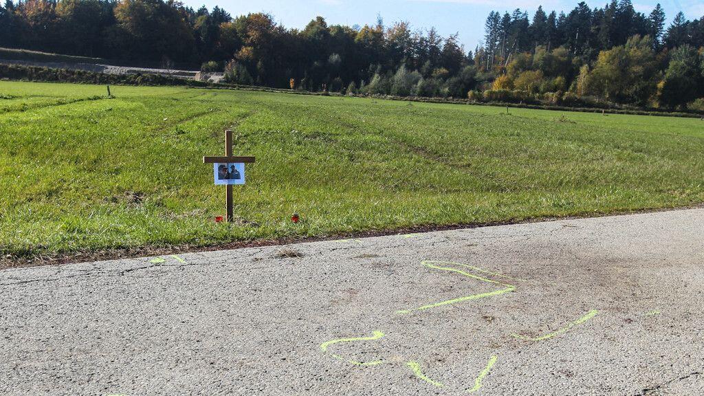 Der 28-Jährige erlag noch an der Unfallstelle seinen schweren Verletzungen.