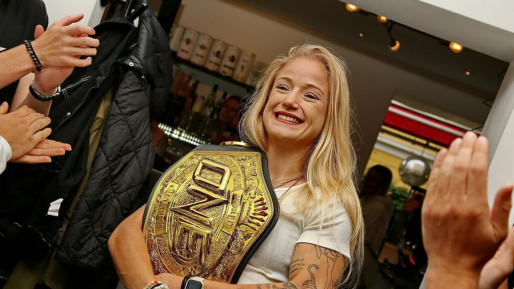 Muay Thai-Weltmeisterin Stella Hemetsberger in Salzburg empfangen
