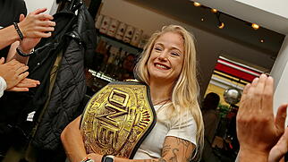 Muay Thai-Weltmeisterin Stella Hemetsberger in Salzburg empfangen