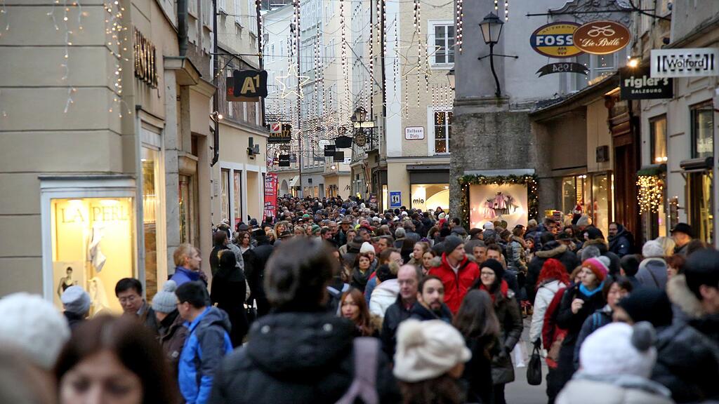 Die Einkaufsstraßen in Salzburg sind am verlängerten Wochenende prall gefüllt.