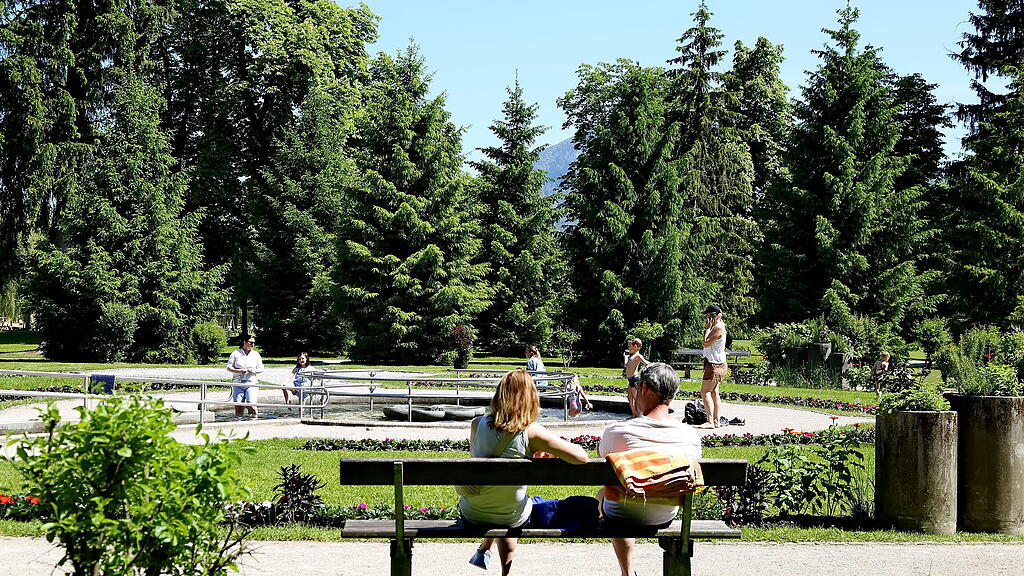 Sommerwetter: Salzburger stürmen Hellbrunn