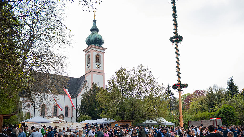 Maibaumaufstellen in Aigen